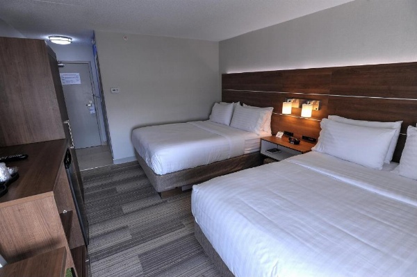 Holiday Inn Express & Suites TORONTO AIRPORT WEST image 12