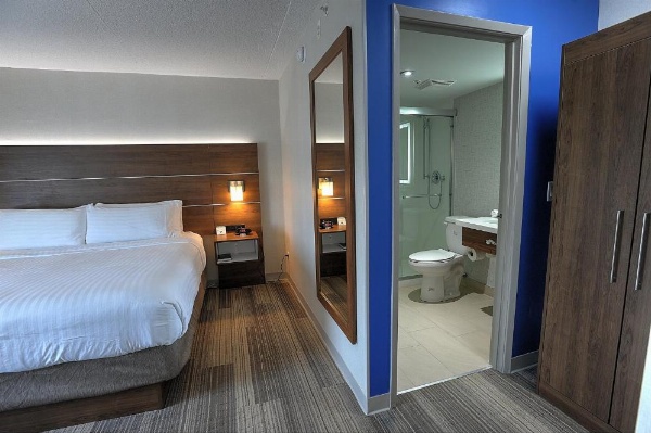 Holiday Inn Express & Suites TORONTO AIRPORT WEST image 16